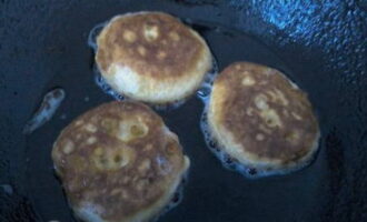Fregiu les creps fins que estiguin daurades pels dos costats.