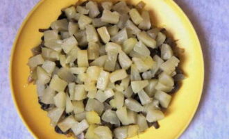 Disposem la majoria de les pinyes en conserva, tallades prèviament. Disposem la majoria de les pinyes en conserva, tallades prèviament.