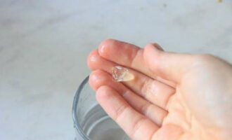 Kung ang piraso ay natunaw sa tubig, pagkatapos ay ipagpatuloy ang pagluluto ng pinaghalong. Kung ipasok mo ito sa isang bola, handa ka na. Karaniwan ang syrup ay nangangailangan ng 7-10 minuto sa apoy.