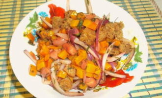 Ang isang pampagana na salad na may pulang beans at crouton ay handa na. Hatiin sa mga bahagi at ihain!