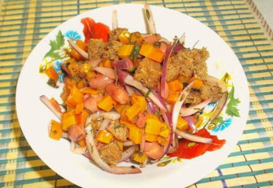 Salad na may de-latang pulang beans