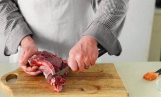 วิธีการปรุง entrecote เนื้อฉ่ำในกระทะ? นำเนื้อออกจากตู้เย็นล่วงหน้าเพื่อให้อุ่นถึงอุณหภูมิห้อง จากนั้นนำเยื่อหุ้มออกจากหลุมแล้วซับ entrecote ด้วยกระดาษชำระ