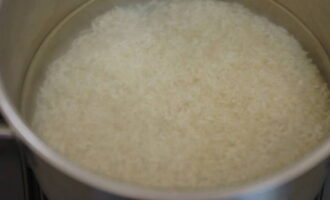 Com fer un plat senzill per al pollastre? Renteu bé l'arròs sota aigua corrent, eliminant les restes i les taques. Després, poseu-ho en remull en aigua freda durant 15 minuts.
