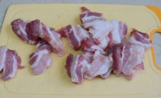 การทอดหมูกับน้ำเกรวี่ในกระทะนั้นเตรียมง่ายมาก หั่นเนื้อเป็นชิ้นตามขนาดที่ต้องการ