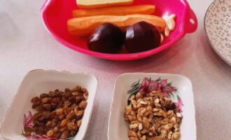 Hoe bereid je de Meesteressalade volgens het klassieke recept? Laten we de producten bereiden: spoel de voorgekookte groenten onder stromend water en pel ze, pel de teentjes knoflook. 