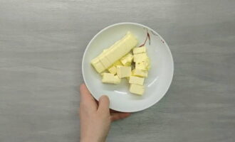 Paano gumawa ng buttercream para sa isang cake? Alisin ang isang bloke ng mantikilya na 82.5% na taba mula sa refrigerator, gupitin sa medium-sized na mga cube at umalis sa temperatura ng kuwarto. 