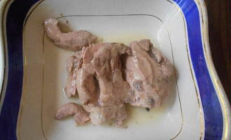 Napakadaling gawin ng mga cod liver tartlets! Buksan ang lata ng de-latang pagkain, alisan ng tubig ang katas at ilagay ang atay sa isang mangkok, i-mash ito ng isang tinidor.