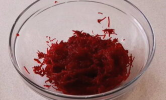 Rasp de zachte bieten in een schoon bord.