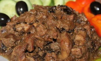 Sa dulo, tikman ang karne para sa asin at magdagdag ng higit pang asin kung kinakailangan.
