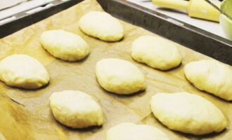 Cobriu una safata de forn amb paper pergamí i poseu els pastissos. Deixeu-los durant 15 minuts. Després d'això, raspalleu amb una barreja de rovell de llet i espècies. Col·loqueu la safata al forn preescalfat a 180 graus, al cap de 5 minuts reduïu la temperatura a 160 graus i enforneu durant 25-30 minuts més.