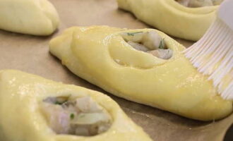 Bedek een bakplaat met perkament en leg de stukken neer. Laat de pan met taarten 20-30 minuten rijzen.Bestrijk het deeg vervolgens met losgeklopt ei. Bedek een bakplaat met perkament en leg de stukken neer. Laat de pan met taarten 20-30 minuten rijzen. Bestrijk het deeg vervolgens met losgeklopt ei.