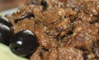 Ihain ang karne ng baka na may prun na mainit na may side dish na gusto mo.