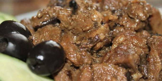 Nilagang karne ng baka na may prun