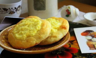 Serveer met warme melk of aromatische thee. Eet smakelijk!