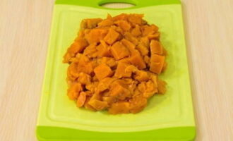 Talleu el filet de peix a daus petits.