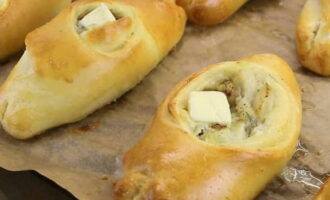 Bak de taarten in de oven op 180 graden gedurende 30 minuten. Terwijl ze nog heet zijn, doe je in elk gaatje een klein stukje boter. Bak de taarten in de oven op 180 graden gedurende 30 minuten. Terwijl ze nog heet zijn, doe je in elk gaatje een klein stukje boter.