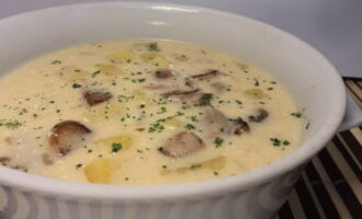 Häll den första rätten i portionsskålar, strö hackade örter ovanpå och servera. Smaklig måltid! 