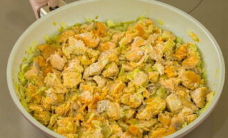 A continuació, poseu el peix a la paella.