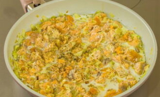 A continuació, aboqueu la nata, reduïu el foc i deixeu-ho coure a foc lent durant 10-15 minuts. Retireu la paella del foc i refredeu el farcit.