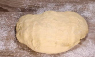 Posa la massa esponjosa a la taula i amassa.