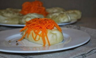 Serveer pigodi onmiddellijk na het koken, samen met Koreaanse wortelen.