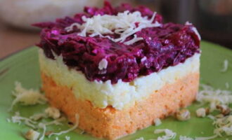 Serveer onmiddellijk of laat de salade enkele uren in de koelkast staan. Eet smakelijk!