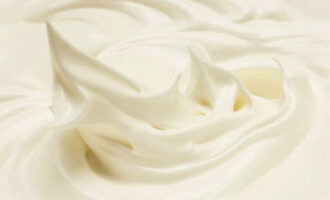 Làm thế nào để chuẩn bị kem mascarpone cho bánh? Tốt hơn là nên lấy loại kem có hàm lượng chất béo cao, nếu không kem sẽ không có tác dụng vì sản phẩm ít béo sẽ không đánh bông tốt. 
