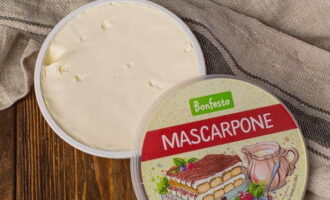 Phô mai mascarpone được loại bỏ khỏi chất lỏng dư thừa bằng cách để nó trong một cái chao một lúc. 