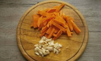 Hámozzuk meg a sárgarépát és a fokhagymát. Vágja őket apró darabokra.