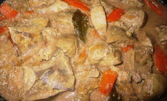 หั่นตับหมูเป็นก้อนแล้วใส่ผักลงในกระทะ เคี่ยวโดยปิดหลังคาไว้ประมาณ 15-20 นาที จากนั้นใส่เกลือ พริกไทย และใบกระวาน