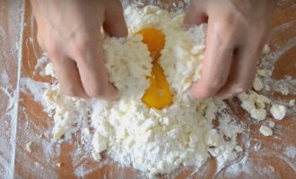 Sau đó cho ba lòng đỏ vào hỗn hợp này và trộn mọi thứ bằng tay.