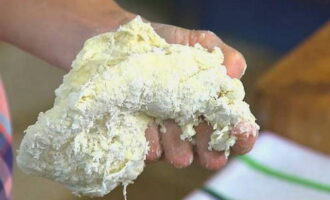 Dissoleu la mel líquida en aigua calenta i aboqueu-la en un bol amb farina.A continuació, aboqueu dues cullerades d'oli d'oliva, sal i pasteu la massa durant uns minuts. Dissoleu la mel líquida en aigua calenta i aboqueu-la en un bol amb farina. A continuació, aboqueu dues cullerades d'oli d'oliva, sal i pasteu la massa durant uns minuts.