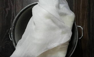 Lấy một cái đĩa sâu lòng lớn (nồi) và đặt một cái rây dày hoặc một cái chao lên đó. Gấp miếng gạc thành bốn lớp và lót vào lưới lọc. Sau đó chuyển kefir đông lạnh vào đó, dùng gạc quấn các mép. Để kefir rã đông ở nhiệt độ phòng trong ít nhất 3 giờ. 