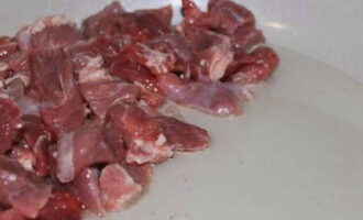 Ilagay ang kawali sa kalan sa katamtamang init, ibuhos ang langis ng gulay at idagdag ang karne.