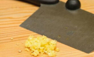 I-chop ang bawang nang napakapino gamit ang isang kutsilyo o dumaan sa isang pindutin.