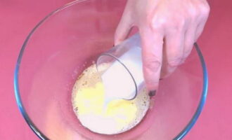 Giet warme melk, warm water in het resulterende mengsel en voeg droge gist toe. Klop tot de gist volledig is opgelost.