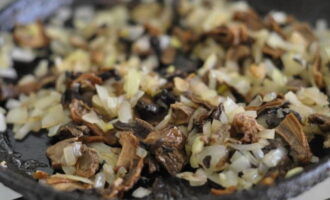 Se incinge untul intr-o tigaie si se caleste ceapa tocata in el. Tăiați ciupercile fierte în bucăți și adăugați-le la ceapa prăjită. Amestecați și gătiți totul împreună timp de încă șase până la șapte minute. Se incinge untul intr-o tigaie si se caleste ceapa tocata in el. Tăiați ciupercile fierte în bucăți și adăugați-le la ceapa prăjită. Amestecați și gătiți totul împreună timp de încă șase până la șapte minute.