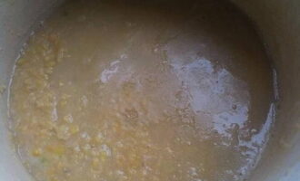 Comencem a cuinar. Tornem a rentar els pèsols inflats i afegim 3-4 gots d'aigua neta, bullim fins que estiguin tendres, eliminant periòdicament l'escuma (el temps de cocció dels pèsols és de 40-50 minuts, per als pèsols sencers: una hora i mitja). Es recomana afegir una cullerada de mantega a la cassola per augmentar la temperatura i cuinar més ràpid. Abans de retirar del foc, afegiu sal i remeneu.
