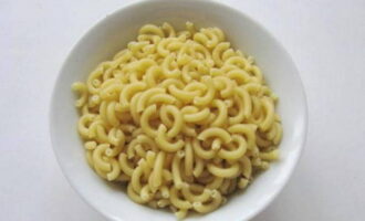 Mät upp den nödvändiga mängden pasta. Du kan ta vilken pasta som helst som inte är särskilt stor.