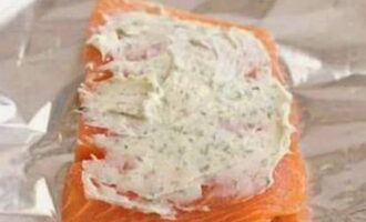 Blanda mjukt smör med vitlökspulver, torkade örter, rödpeppar och salt. Smörj filén med den resulterande blandningen.