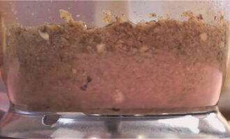 Transferiu el rostit a un bol de la batedora i afegiu també 200 mil·lilitres de brou de pollastre. Tritureu els ingredients fins a puré.