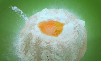 Per preparar la massa, tamiseu la farina en un bol fond i barregeu-la amb sal, sucre granulat, llevat, aigua tèbia i un ou batut. Barregeu bé tots els ingredients i pasteu la massa.