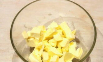 Chúng ta lấy bơ ra khỏi tủ lạnh trước, chia thành từng miếng nhỏ rồi cho vào tô sâu lòng.
