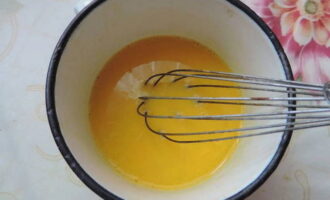 Talunin ang mga itlog gamit ang isang whisk hanggang makinis.