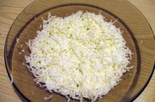 Kapag lumamig na ang pinakuluang itlog, alisan ng balat ang mga ito at ihiwalay ang mga puti sa yolks. Grate ang mga puti ng itlog at ilagay sa ibabaw ng layer ng isda. Ikalat ang layer na may mayonesa.