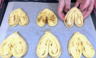 Leg de broodjes op een bakplaat bekleed met geolied perkament. Laat twintig minuten staan ​​voor extra rijs.