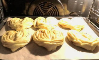 Plaats de bakplaat in een voorverwarmde oven op 180 graden en bak ongeveer twintig minuten.