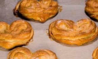 Per obtenir una textura més delicada, ruixeu lleugerament les postres amb aigua, cobriu amb una tovallola i deixeu reposar 20 minuts.