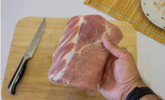 Esbandiu el tros sencer de costella de porc per rostir amb aigua freda i assequeu-lo amb un tovalló.