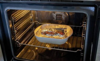 Passat aquest temps, transferiu la carbonatada en paper d'alumini a una safata de forn i poseu-la al forn preescalfat a 200 graus. Coure la carbonatada durant 45 minuts.